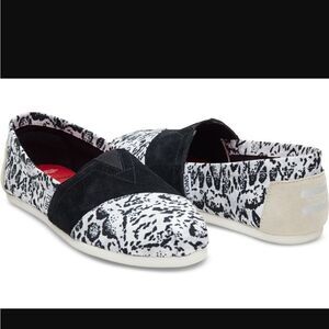 Toms Prabal Gurung(left heel discoloration)